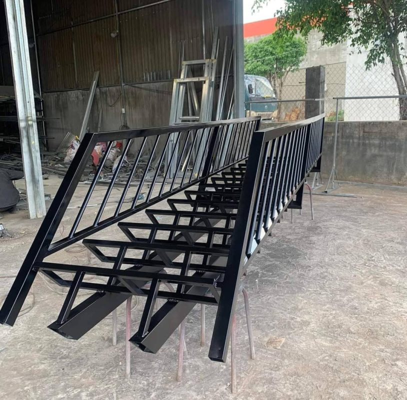 Làm cầu thang sắt giá rẻ tại quận Bình Thạnh