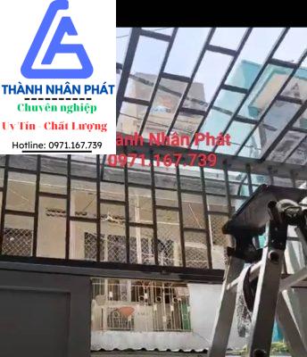 Lắp đặt khung bảo vệ mái hiên