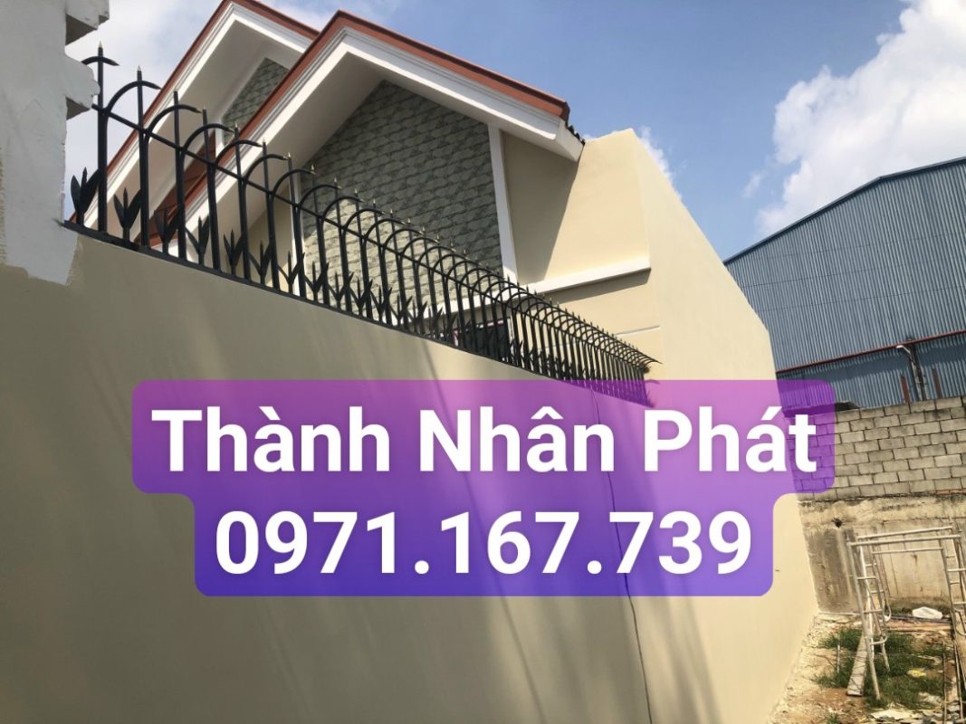 Thợ thi công hàng rào sắt tại Thuận An