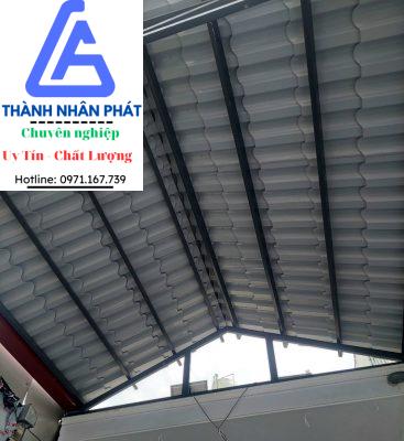 Thợ làm mái tôn tại cơ khí Thành Nhân Phát