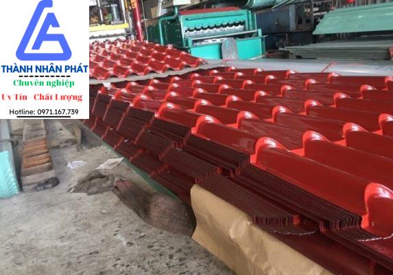 Thợ làm mái tôn giả ngói tại Dĩ An