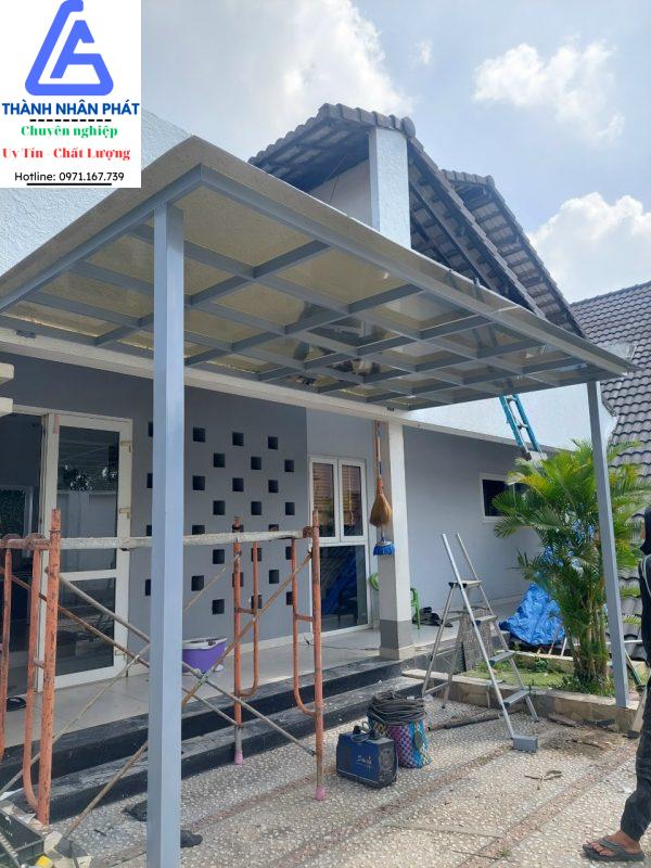 Thi công mái poly lấy sáng tại Bến Cát