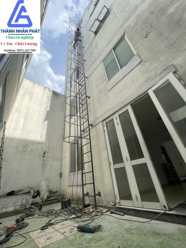 Thi công cầu thang thoát hiểm giá rẻ tại tphcm