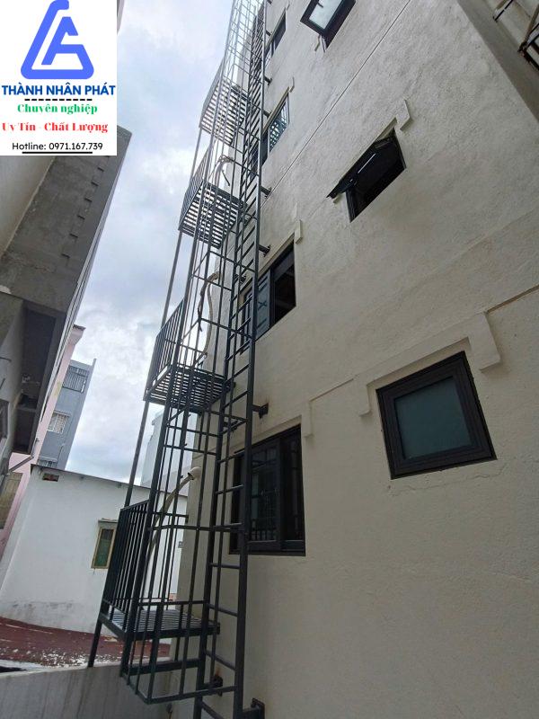 Thi công cầu thang sắt thoát hiểm tại tphcm